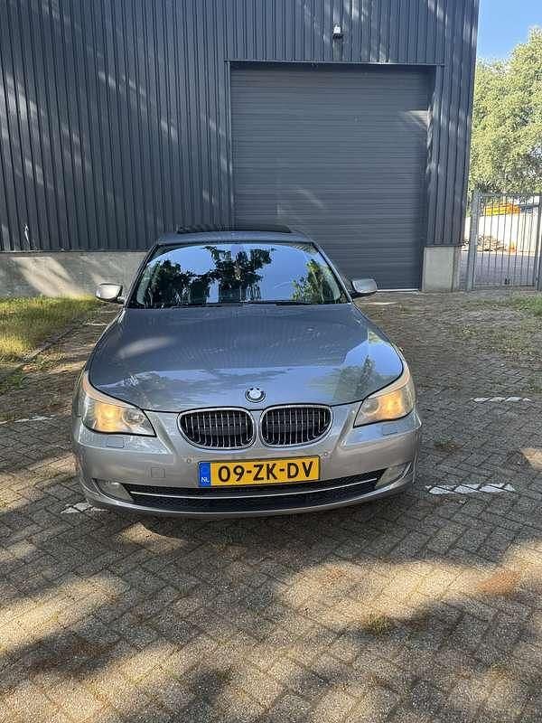Grijs Gebruikt 2008 BMW 523 Executive Sedan | € 4.350 (Duur) - Afbeelding 1/4