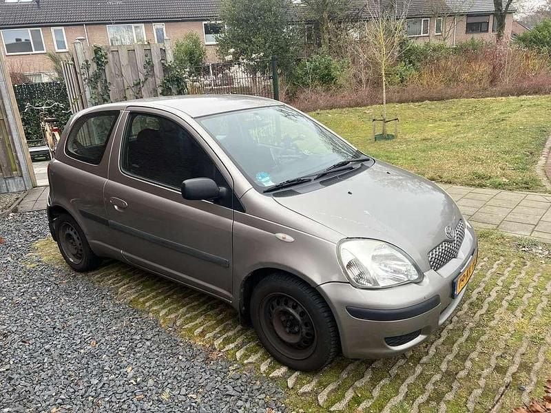 Occasion 2003 Toyota Yaris Hatchback | € 750 (Goede deal) - Afbeelding 1/4