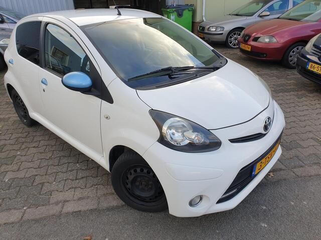 Wit Gebruikt 2014 Toyota Aygo Hatchback | € 2.999 (Eerlijke prijs) - Afbeelding 1/4