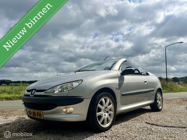 Grijs Gebruikt 2002 Peugeot 206 CC Cabriolet | € 1.750 (Eerlijke prijs) - Afbeelding 1/4