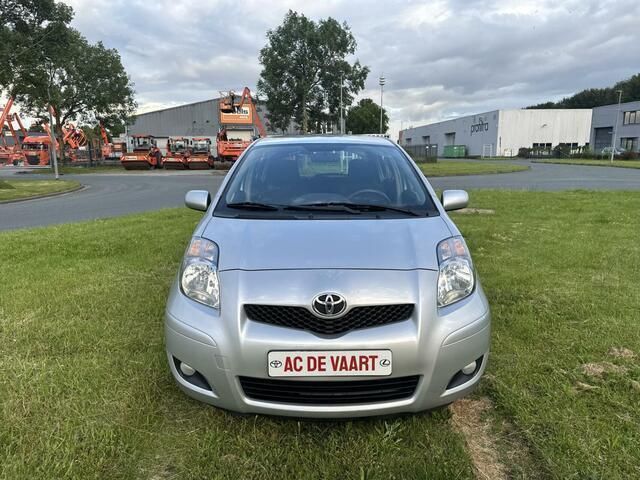Occasion Toyota Yaris 99 PK (72 kW) 2011 Grijs Hatchback