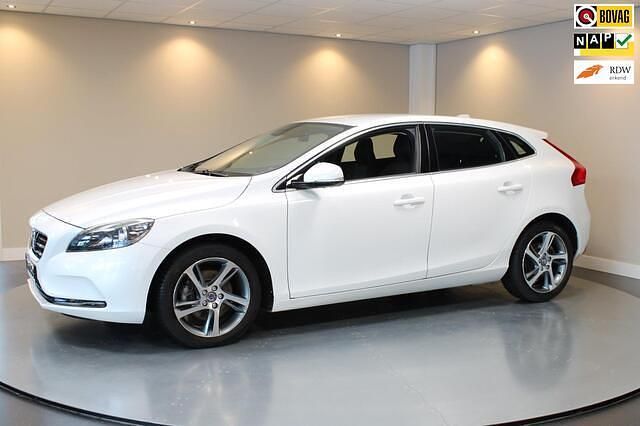 Wit (metallic) Gebruikt 2015 Volvo V40 Momentum Hatchback | € 12.940 (Eerlijke prijs) - Afbeelding 1/4