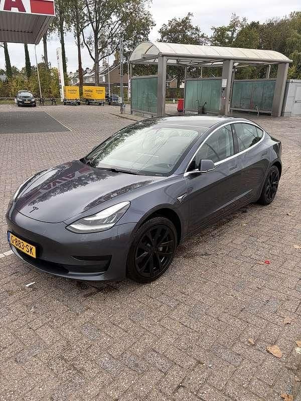 Grijs Gebruikt 2019 Tesla Model 3 RWD Sedan | € 16.000 (Eerlijke prijs) - Afbeelding 1/4