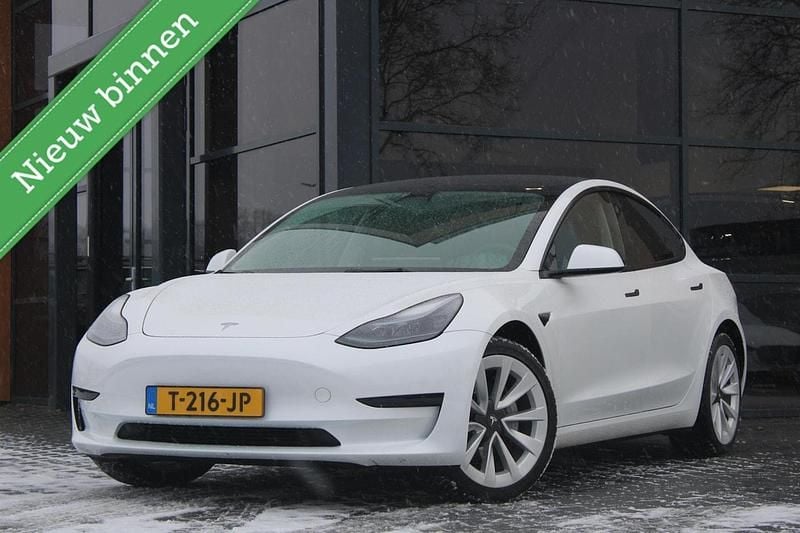 Wit Occasion 2023 Tesla Model 3 Standard Range Sedan | € 27.950 (Goede deal) - Afbeelding 1/4