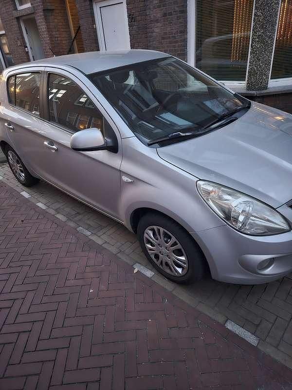 Zilver Gebruikt 2010 Hyundai i20 Dynamiq MPV | € 2.500 - Afbeelding 1/4