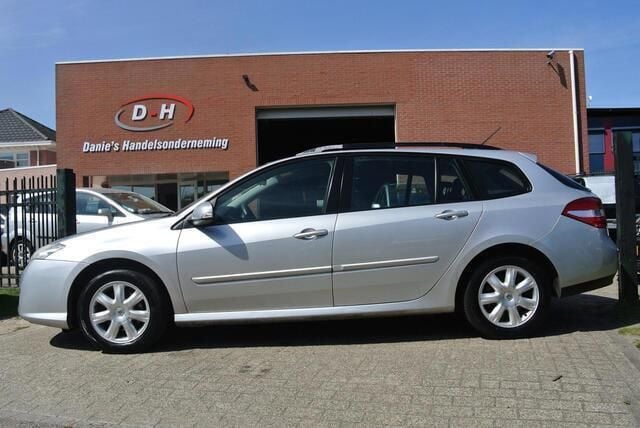 Grijs Gebruikt 2009 Renault Laguna III Business Stationwagen | € 2.399 (Eerlijke prijs) - Afbeelding 1/4