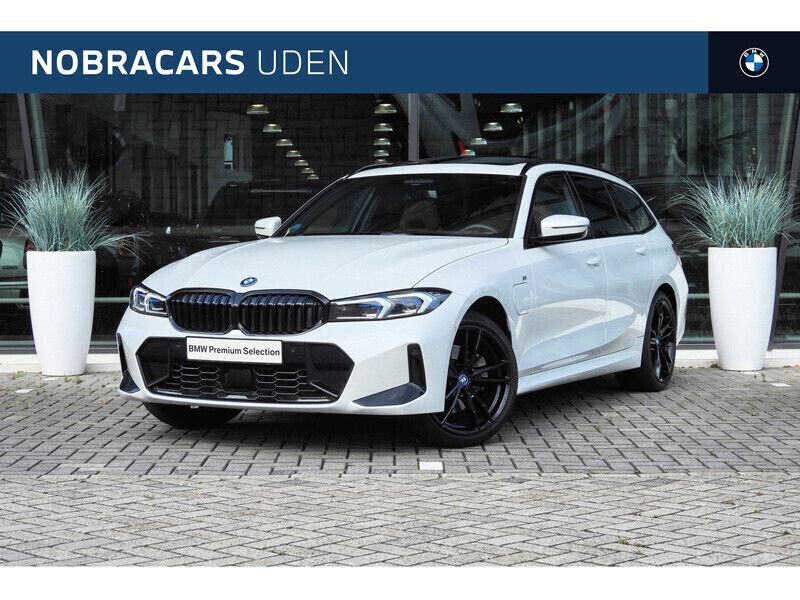 Mineralweiss Gebruikt 2024 BMW 330e Executive Stationwagen | € 52.450 (Super prijs) - Afbeelding 1/4