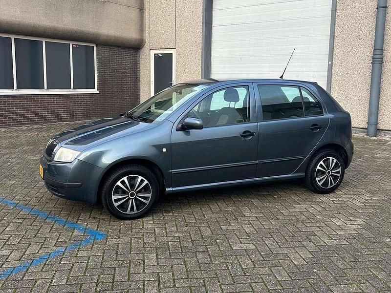 Grijs Gebruikt 2004 Skoda Fabia Hatchback | € 2.600 (Duur) - Afbeelding 1/4