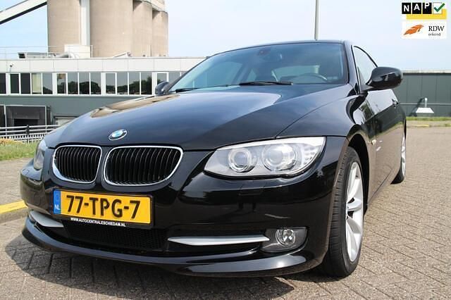 Zwart Gebruikt 2012 BMW 320 Sport Line Coupé | € 9.995 (Eerlijke prijs) - Afbeelding 1/4