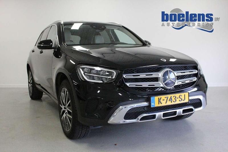 Zwart (metallic) Occasion 2021 Mercedes GLC300e Business SUV | € 30.789 (Super prijs) - Afbeelding 1/4