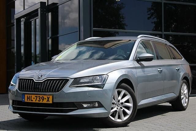 Grijs Gebruikt 2015 Skoda Superb Stationwagen | € 13.950 (Eerlijke prijs) - Afbeelding 1/4