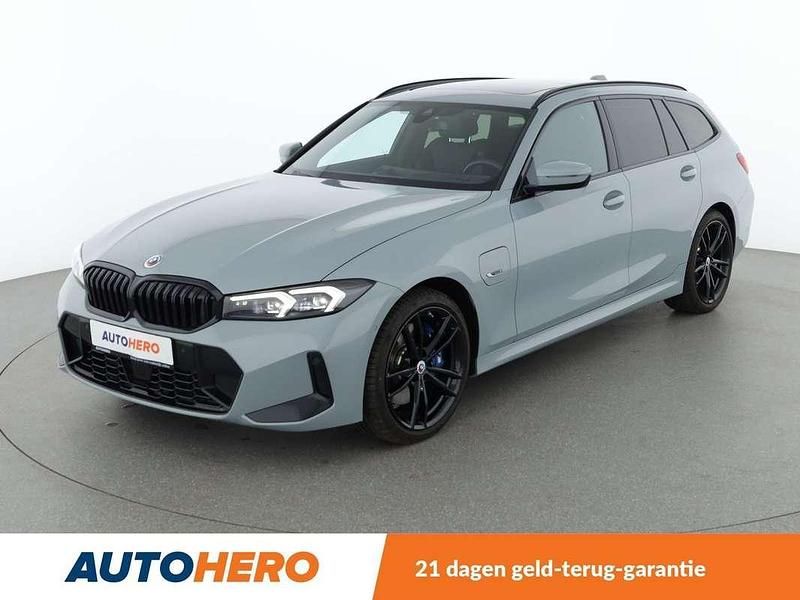 Grijs Gebruikt 2022 BMW 330e M Sport Stationwagen | € 41.149 (Eerlijke prijs) - Afbeelding 1/3