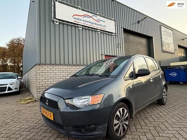 Grijs (metallic) Gebruikt 2009 Mitsubishi Colt Inform Hatchback | € 3.495 (Eerlijke prijs) - Afbeelding 1/4