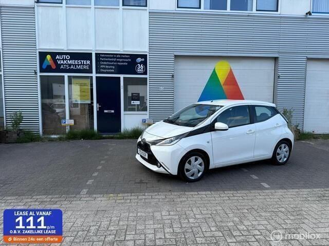 Wit Gebruikt 2017 Toyota Aygo X-play Hatchback | € 6.250 (Eerlijke prijs) - Afbeelding 1/4