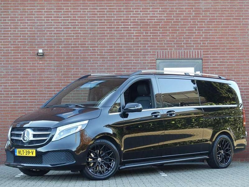 Zwart (metallic) Gebruikt 2021 Mercedes V250 MPV | € 46.950 (Goede deal) - Afbeelding 1/4
