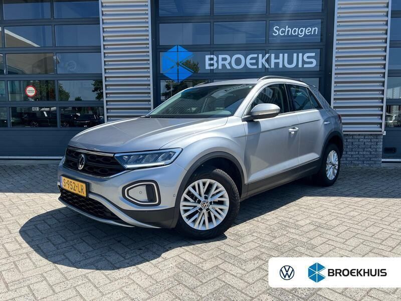 Grijs, metallic lak Gebruikt 2023 VW T-Roc Life SUV | € 23.900 (Goede deal) - Afbeelding 1/4