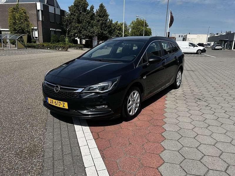Zwart Gebruikt 2016 Opel Astra Edition Stationwagen | € 6.000 (Eerlijke prijs) - Afbeelding 1/4