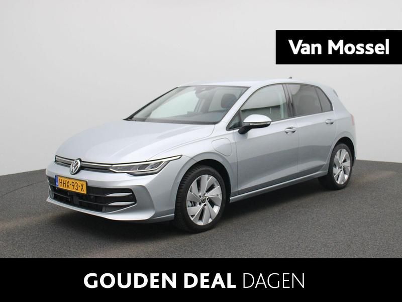Grijs, metallic lak Gebruikt 2025 VW Golf VIII Edition Hatchback | € 37.900 (Iets duurder) - Afbeelding 1/4