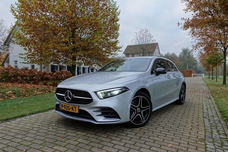 Grijs Gebruikt 2022 Mercedes A250 Business Hatchback | € 26.950 (Eerlijke prijs) - Afbeelding 1/4