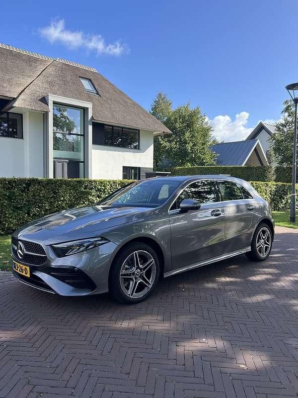 Grijs Gebruikt 2024 Mercedes 250 AMG Stationwagen | € 35.900 (Eerlijke prijs) - Afbeelding 1/4