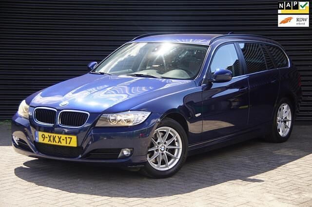 Blauw Gebruikt 2010 BMW 320 Executive Stationwagen | € 3.945 (Eerlijke prijs) - Afbeelding 1/4
