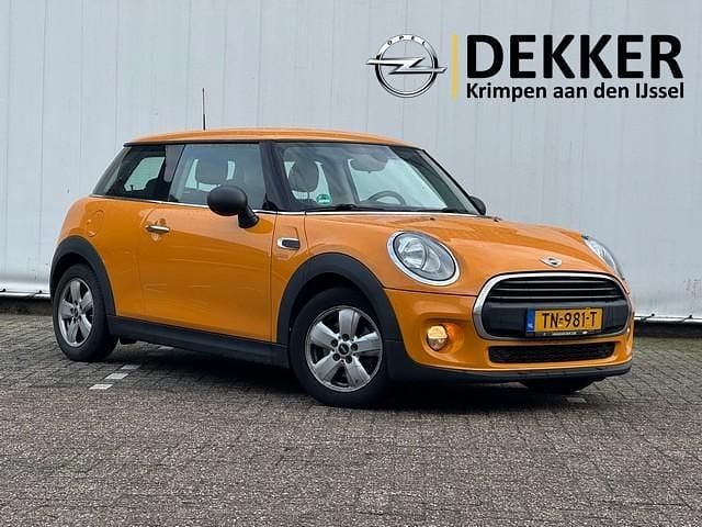 Oranje Occasion 2018 Mini Cooper Hatchback | € 7.950 (Super prijs) - Afbeelding 1/4
