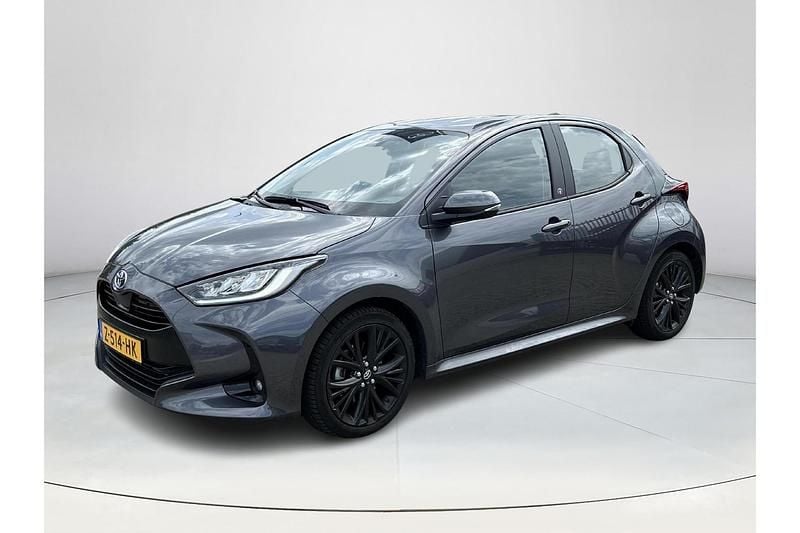 Ash grey grijs Gebruikt 2023 Toyota Yaris Hybrid Team Hatchback | € 23.950 (Eerlijke prijs) - Afbeelding 1/1