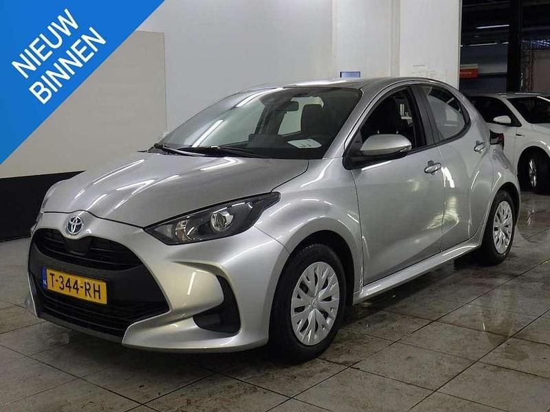 Grijs (metallic) Occasion 2023 Toyota Yaris Hybrid Active Hatchback | € 19.999 (Goede deal) - Afbeelding 1/3