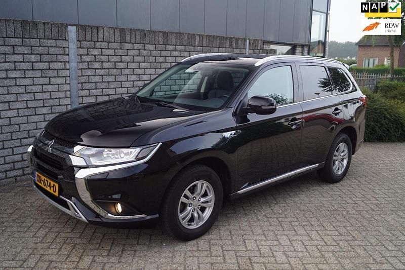 Zwart, metallic lak Gebruikt 2019 Mitsubishi Outlander P-HEV SUV | € 20.650 (Goede deal) - Afbeelding 1/4