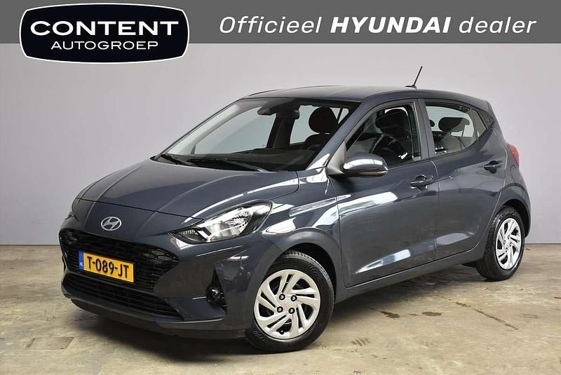 Aurora grey (grijs metallic) Gebruikt 2023 Hyundai i10 Comfort Hatchback | € 13.940 (Goede deal) - Afbeelding 1/4