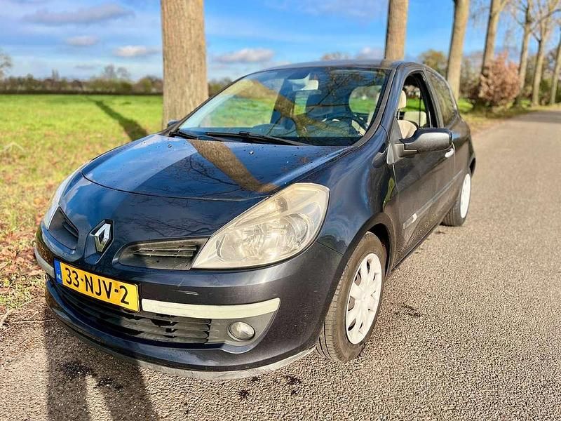 Grijs Gebruikt 2006 Renault Clio II Hatchback | € 2.350 (Eerlijke prijs) - Afbeelding 1/4