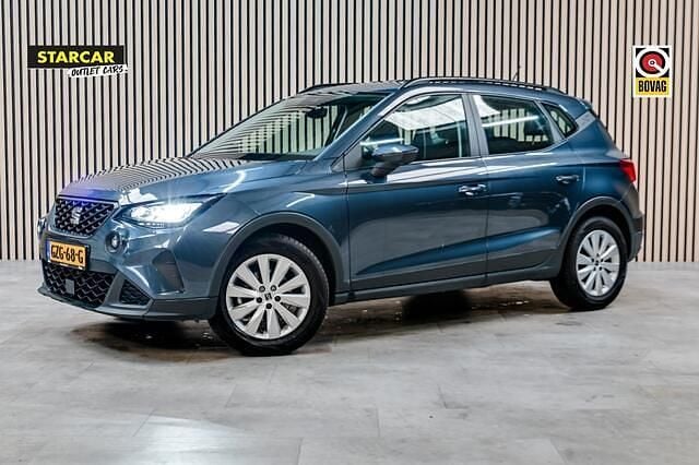 Grijs, metallic lak Gebruikt 2023 Seat Arona Reference SUV | € 18.900 (Goede deal) - Afbeelding 1/4