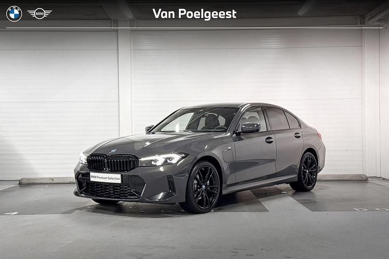 Grijs Gebruikt 2024 BMW 330e M Sport Sedan | € 44.900 (Super prijs) - Afbeelding 1/4