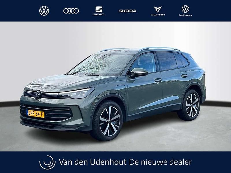 Groen Occasion 2024 VW Tiguan Edition SUV | € 41.750 (Super prijs) - Afbeelding 1/3
