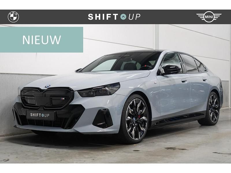 Grijs Gebruikt 2024 BMW i5 Comfort Edition Sedan | € 71.940 (Super prijs) - Afbeelding 1/3