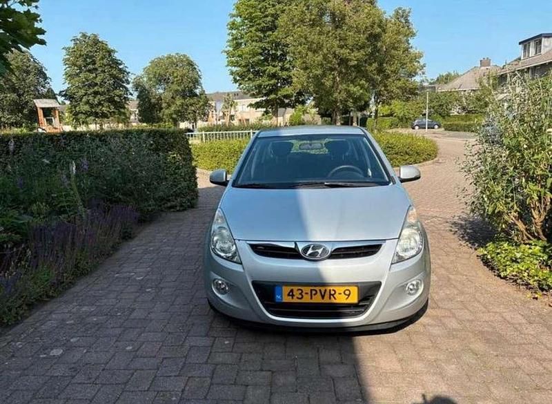 Zilver Gebruikt 2011 Hyundai i20 MPV | € 4.200 - Afbeelding 1/4