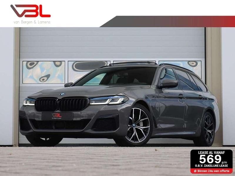 Grijs Gebruikt 2022 BMW 530e M Sport Stationwagen | € 42.940 (Iets duurder) - Afbeelding 1/4