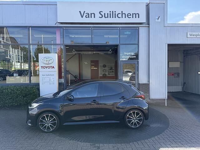 Zwart Gebruikt 2023 Toyota Yaris Sport Hatchback | € 26.500 (Eerlijke prijs) - Afbeelding 1/4