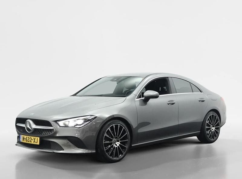 Grijs (metallic) Occasion 2022 Mercedes CLA180 Business Sedan | € 29.445 (Goede deal) - Afbeelding 1/4