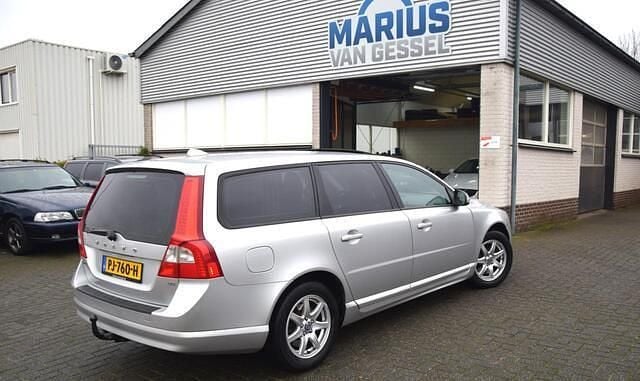 Grijs (metallic) Gebruikt 2009 Volvo V70 Momentum Stationwagen | € 3.500 (Iets duurder) - Afbeelding 1/4