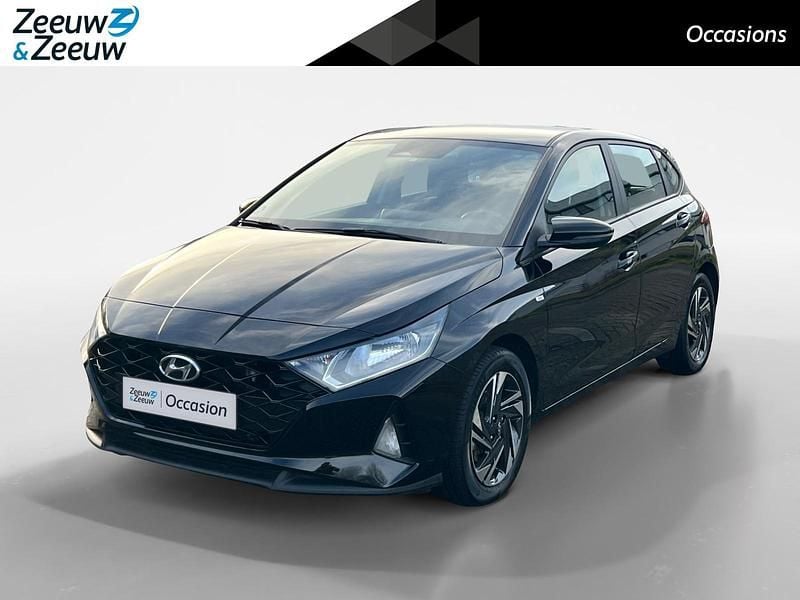 Phantom black (x5b) Occasion 2023 Hyundai i20 Comfort Hatchback | € 18.250 (Eerlijke prijs) - Afbeelding 1/4