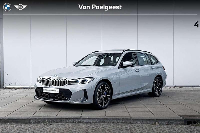M brooklyn grau (c4p) Gebruikt 2024 BMW 330e M Sport Stationwagen | € 51.900 (Goede deal) - Afbeelding 1/4