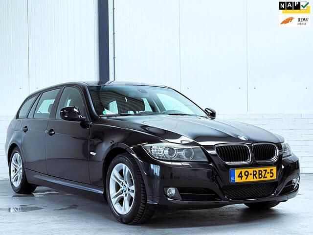 Zwart Gebruikt 2011 BMW 318 Luxury Line Stationwagen | € 9.950 (Iets duurder) - Afbeelding 1/4