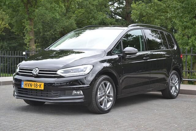 Zwart Gebruikt 2025 VW Touran Comfortline MPV | € 46.900 - Afbeelding 1/4