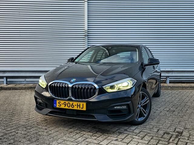 Zwart Gebruikt 2019 BMW 118 Executive Hatchback | € 16.450 (Eerlijke prijs) - Afbeelding 1/4