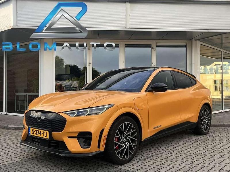 Geel, metallic lak Gebruikt 2022 Ford Mustang Mach-E GT SUV | € 35.840 - Afbeelding 1/4