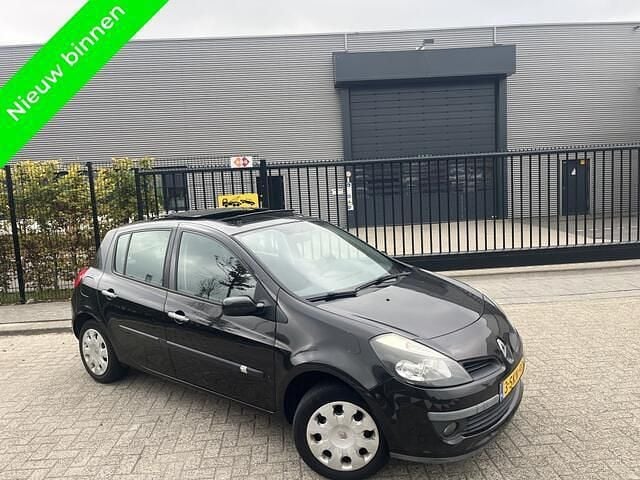 Zwart Gebruikt 2005 Renault Clio II Luxe Hatchback | € 1.799 (Iets duurder) - Afbeelding 1/4