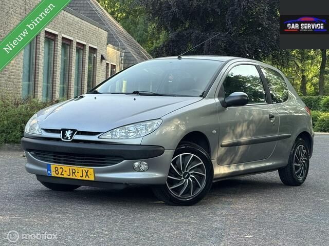 Grijs Gebruikt 2002 Peugeot 206 Premium Hatchback | € 1.799 (Eerlijke prijs) - Afbeelding 1/4
