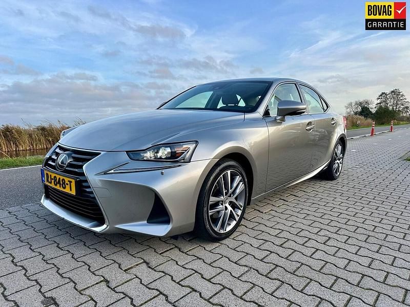 Grijs Gebruikt 2017 Lexus IS300h Business Edition Sedan | € 21.950 (Eerlijke prijs) - Afbeelding 1/4