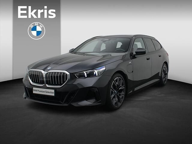 Grijs Gebruikt 2024 BMW 530e M Sport Stationwagen | € 63.900 - Afbeelding 1/4